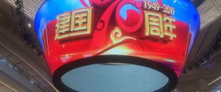 公司花20萬裝修的會(huì)議室，竟被客戶吐槽‘像網(wǎng)吧’？高級(jí)感會(huì)議室的屏幕選擇秘訣”